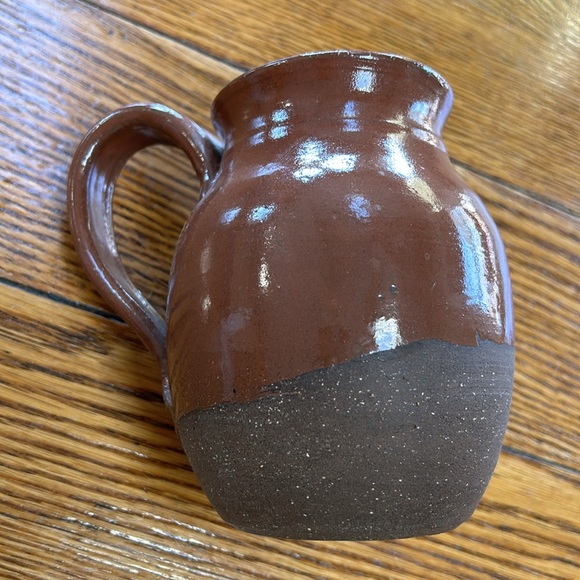 Brown artist created pottery mug. Artist signed Hutchins. Great condition. - Picture 4 of 7